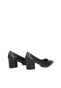 Scarpe nere in pelle con tacco a blocco e design a punta, dalla superficie liscia. Il tacco è di altezza media e robusto.