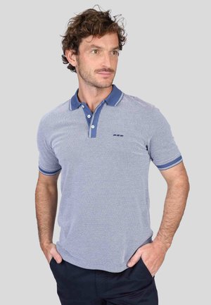 Polo à manches courtes rayé en bleu marine et bleu clair, avec un col et des poignets contrastants, une patte de boutonnage à trois boutons et un détail de logo.