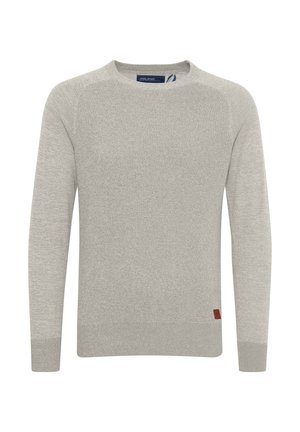 Světle šedý pletený svetr s kulatým výstřihem, žebrovanými manžetami a lemem. Má jemnou strukturu a malou hnědou koženou visačku s logem na boku.