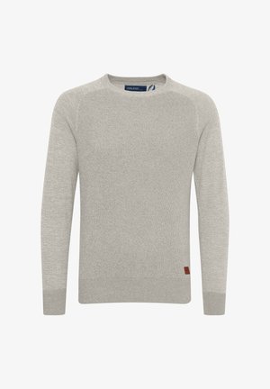 Vaaleanharmaa neulepaita, jossa on pyöreä pääntie, resorit hihansuissa ja helmassa. Sisältää hillityn tekstuurin ja pienen ruskean nahkalogo-tunnuksen sivussa.