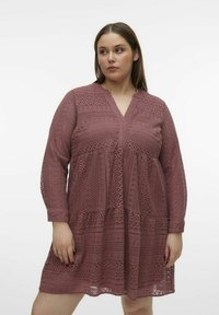 Čipkasta haljina u mauve boji s dugim rukavima, V-izrezom, višeslojnim dizajnom, s intrikatnim uzorcima i laganom teksturom.