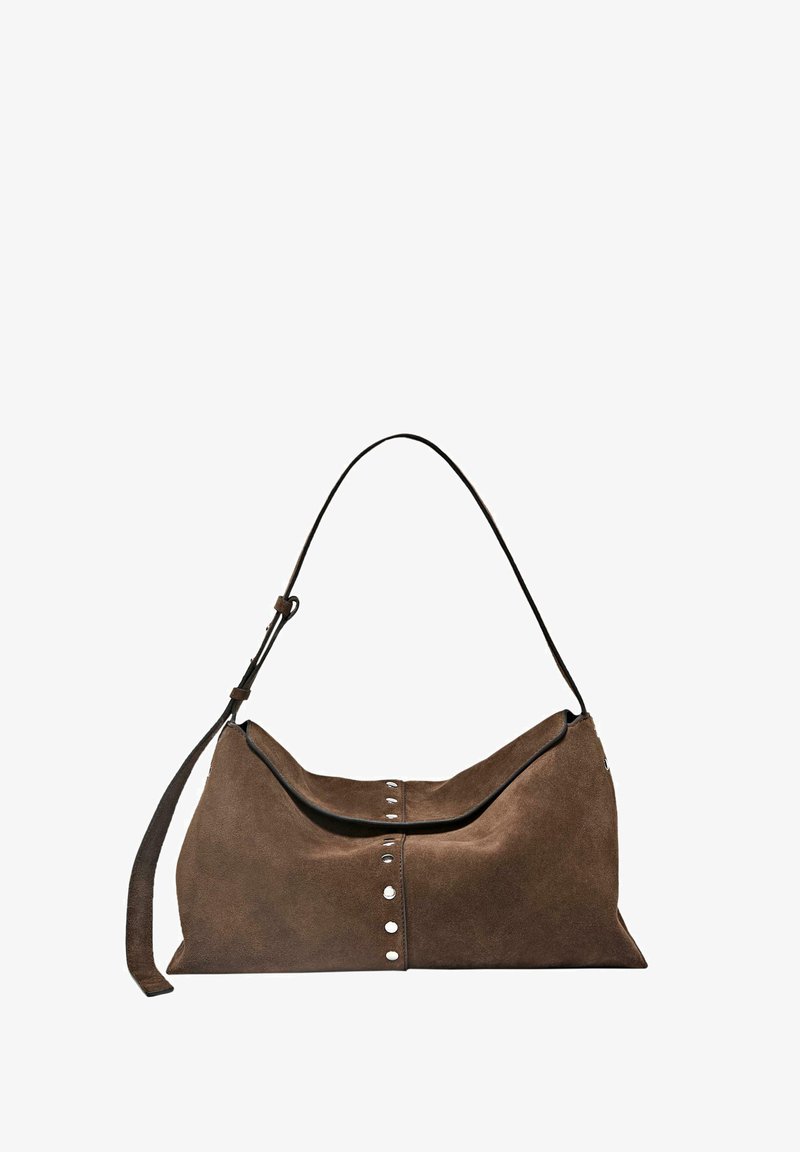 Brązowa zamszowa torba na ramię z srebrnymi guzikami i regulowanym paskiem, minimalistyczny design oraz miękka, luźna forma.