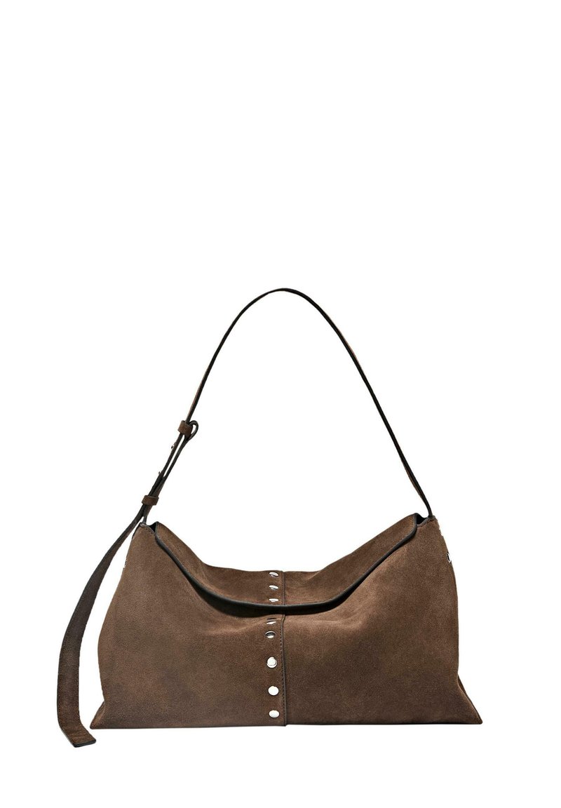 Braune Wildleder-Schultertasche mit silbernen Knopfdetails und verstellbarem Riemen, minimalistisches Design und weiche, schlaffe Struktur.