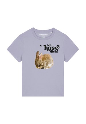 Lila t-shirt met korte mouwen, voorzien van een afbeelding van een rustende konijn en de tekst "ich hasse dich!" in het zwart. Zachte stof, casual ontwerp.