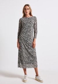 Langes, körperbetontes Kleid aus einem durchsichtigen, leichten Stoff mit einem abstrakten Muster in Schwarz und Grau, runder Halsausschnitt und langen Ärmeln.