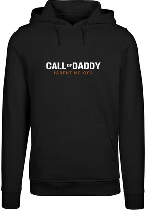 Hanorac negru cu glugă, prevăzut cu un buzunar frontal. Textul centrat spune "CALL of DADDY" cu litere albe, iar "PARENTING OPS" în portocaliu dedesubt.