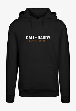 Schwarzer Kapuzenpullover mit frontaler Tasche. Zentrale Textschrift "CALL of DADDY" in Weiß, darunter "PARENTING OPS" in Orange.