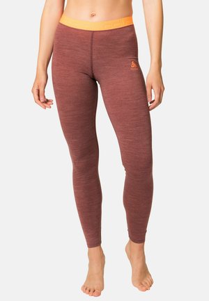 Bordeauxfarbene Leggings mit strukturierter Oberfläche, die einen orangen Taillenbund haben. Das Design umfasst ein Logo am Oberschenkel und sitzt eng am Körper.