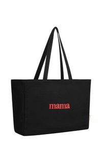 Zwarte canvas schoudertas met lange zwarte hengsels, met het woord "mama" in vette rode letters op de voorkant. Eenvoudige, rechthoekige vorm.
