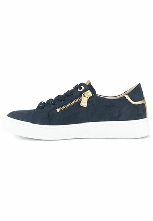 Sneaker in suede blu navy con suola in gomma bianca, accentuato da dettagli in zip dorata e linguetta in pelle beige sul tallone. Design rotondo con lacci.