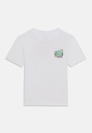 Witte T-shirt met korte mouwen en een kleine kleurrijke tropische print met palm bomen en planten op de bovenkant van de linkerborst.