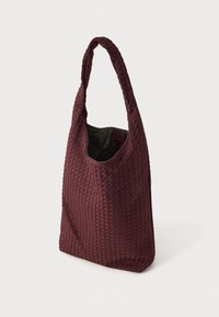 Kootud kott tumeburgundia värviga tekstuuriga mustriga. Omab pehmet sisepinda ja ühte õlapaela mugavaks kandmiseks.