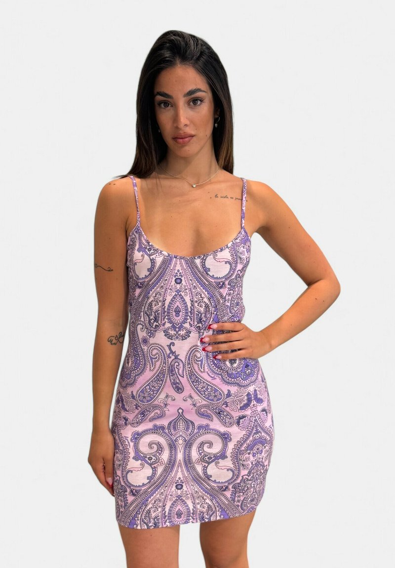 Abito mini senza maniche di colore rosa chiaro con stampa paisley viola intricata, texture liscia e design aderente, che mette in risalto la forma del corpo.
