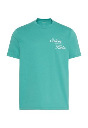 Turkusowa koszulka z krótkim rękawem z białym logo "Calvin Klein" na lewej górnej części klatki piersiowej, z okrągłym dekoltem i jednolitym designem.