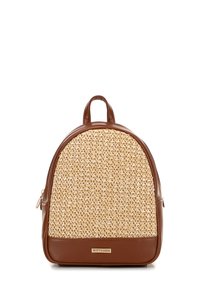 Mochila de cuero marrón y paja trenzada con forma redondeada, con un asa superior y una pequeña etiqueta de marca en la parte inferior.