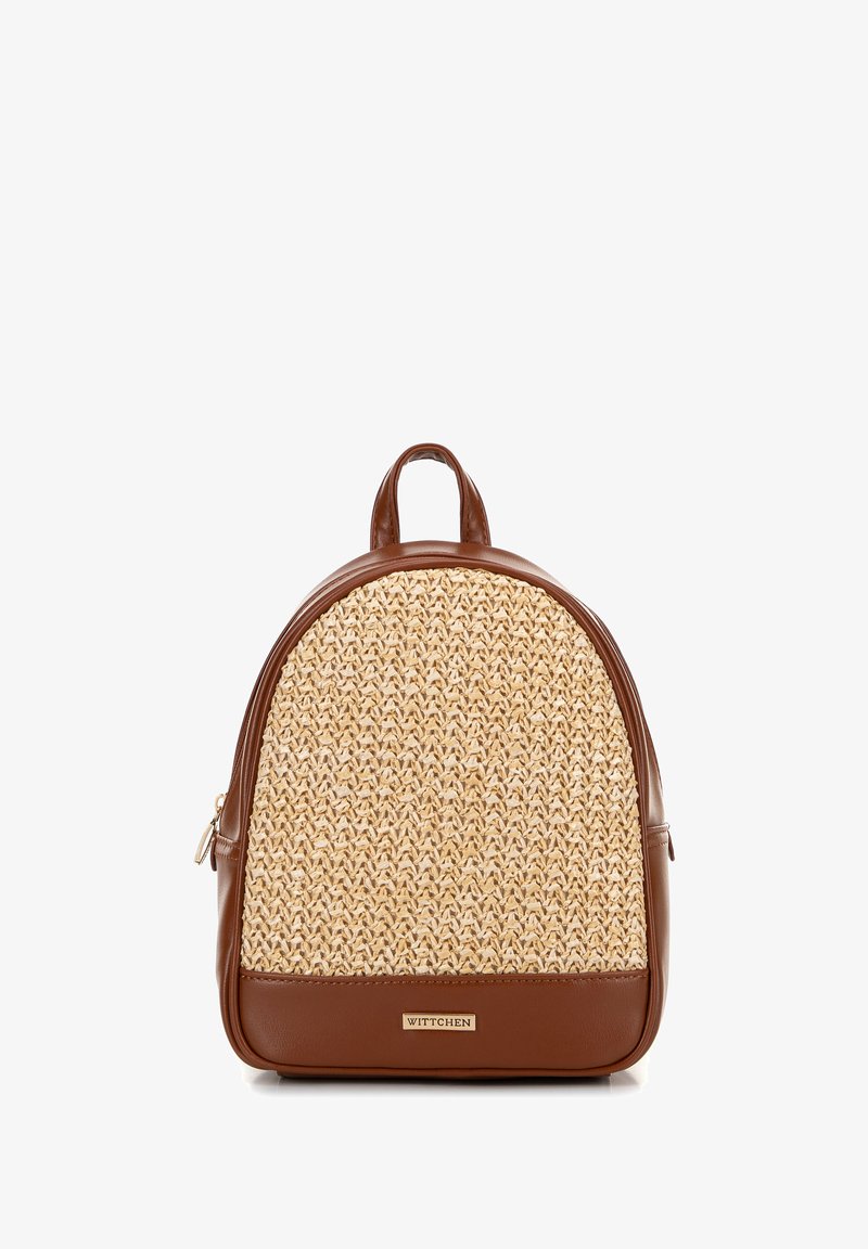 Sac à dos en cuir marron et en paille tissée, de forme arrondie, avec une poignée supérieure et une petite étiquette de marque en bas.