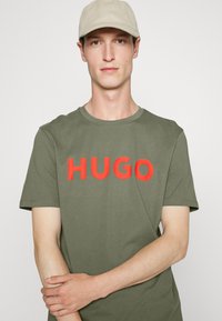 HUGO DULIVIO - T-shirt estampada - olive