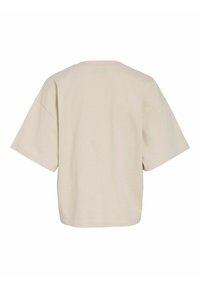 Pudros, per didelį t-shirt, pagamintas iš medvilnės, su trumpomis, plačiomis rankovėmis ir apvalia iškirpte. Lygus paviršius, be matomų raštų ar akcentų.