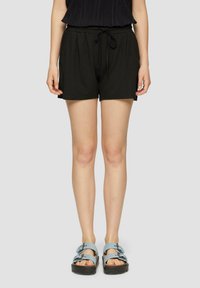 Shorts noirs décontractés en tissu doux avec une taille élastique et un cordon de serrage, associés à des sandales bleues dotées de deux brides réglables.