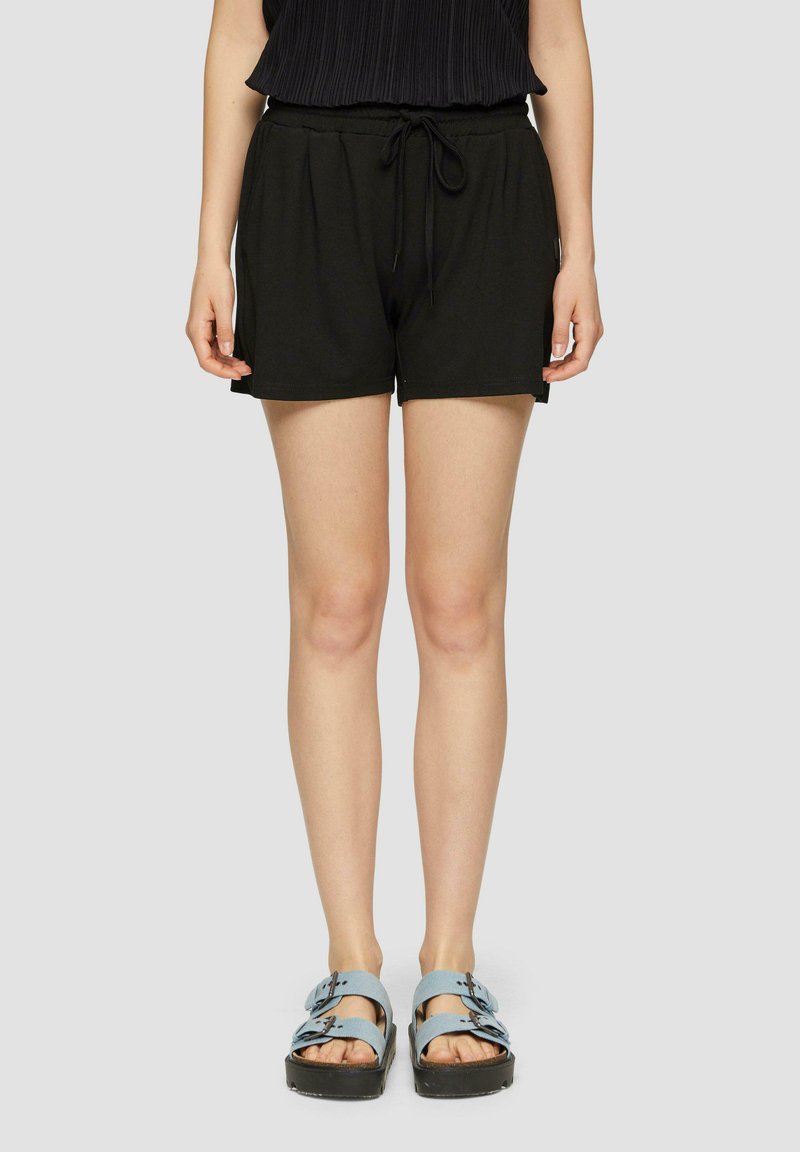 Shorts noirs décontractés en tissu doux avec une taille élastique et un cordon de serrage, associés à des sandales bleues dotées de deux brides réglables.
