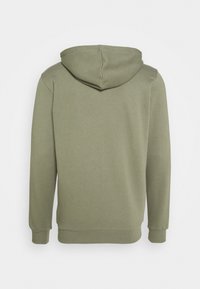 Olivově zelená mikina s kapucí na šňůrku, měkká látka, dlouhé rukávy a žebrované manžety a lem. Minimalistický design, žádné viditelné loga nebo vzory.