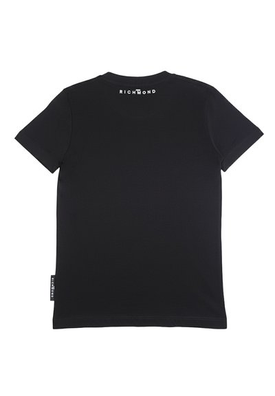 Sort kortærmet T-shirt med "RICHMOND" trykt i hvidt nær nakken bagpå og et lille stofmærke på venstre sidesøm.