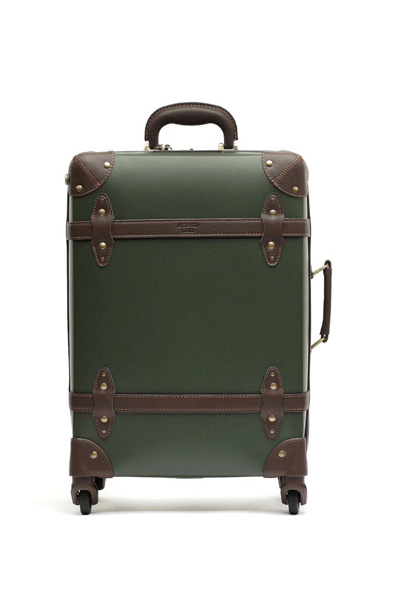 Valigia verde con dettagli in pelle marrone, hardware in ottone e ruote a scomparsa. Texture liscia e design strutturato con angoli rinforzati.