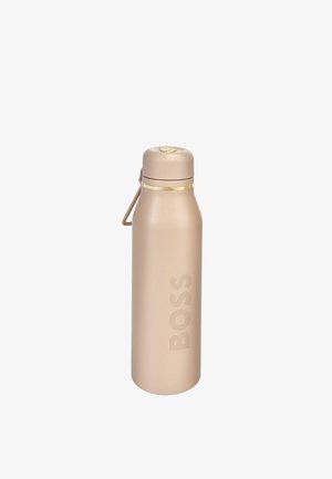 Bottiglia d'acqua riutilizzabile beige opaca con tappo a vite, fascia dorata vicino alla parte superiore e "BOSS" impresso verticalmente sul lato.