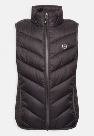 Gilet en duvet noir avec un col haut, fermeture éclair frontale, couture en chevron et un logo sur la poitrine. Matériau léger, design isolé.
