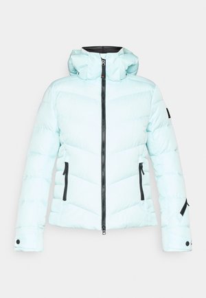 Hele sinine puffjakker, millel on kapuuts, esifrontlukk, kaks lukuga küljetaskut ja mustad aktsendid lukudel ja varrukatel.