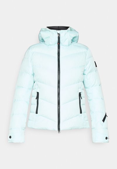 Jachetă puf light blue cu glugă, având un fermoar frontal, două buzunare laterale cu fermoar și accente negre pe fermoare și manșete.