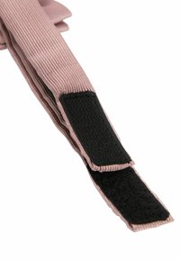 Textilband in sanftem Mauve mit gerippter Textur; ausgestattet mit einem schwarzen Klettverschluss für einen sicheren Verschluss. Gesamtes, nach unten hin verjüngtes Design.