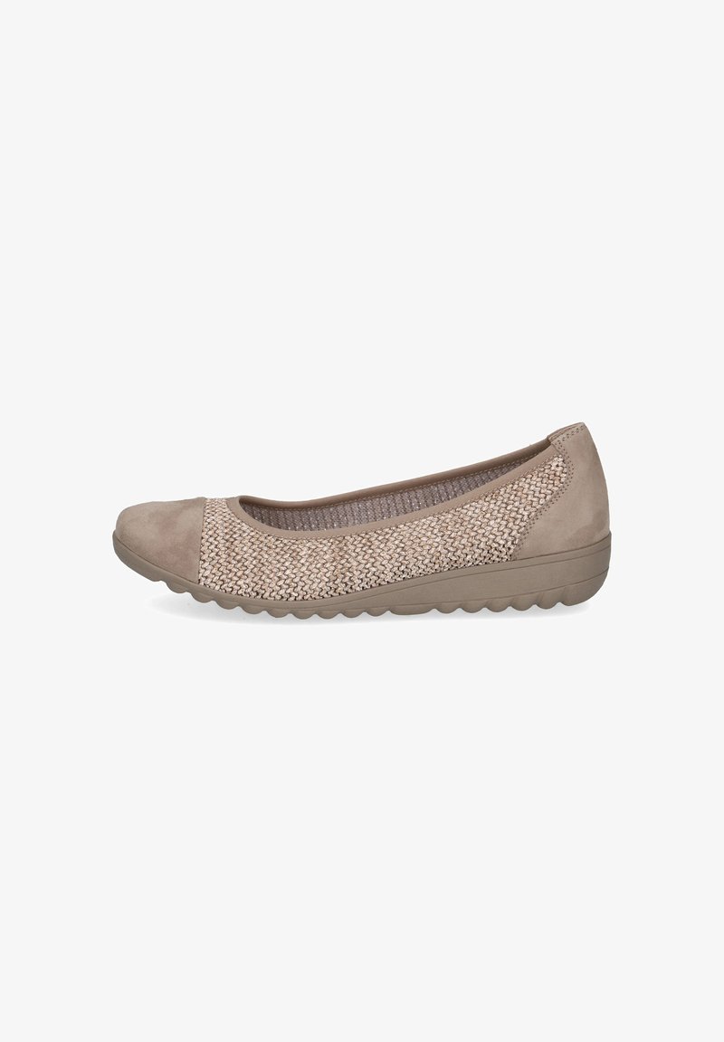 Bailarina plana beige con parte superior de tejido tejido y puntera de ante. Cuenta con una suela acolchada con un patrón de agarre texturizado para tracción.