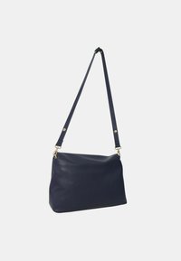 Borsa a spalla in pelle di colore navy con una superficie liscia, forma rettangolare, tracolla regolabile e dettagli in metallo dorato.