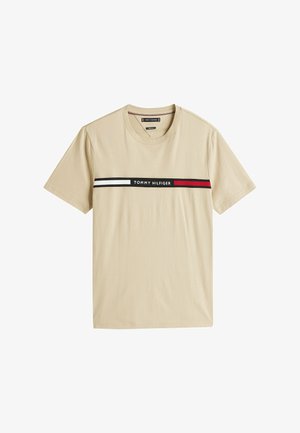 Bežna bombažna majica s kratkimi rokavi, ki ima črto v črni, beli in rdeči barvi, z besedilom "TOMMY HILFIGER" na sredini.