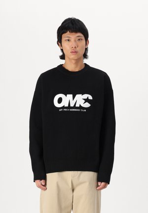 Maglione nero a coste con scollo rotondo e spalle scese, caratterizzato da un audace testo grafico bianco "OMC OFF-TRACK MEMBERS' CLUB" sul davanti.