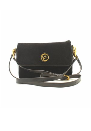 Bolso cruzado de ante negro con herrajes de logotipo dorado, tapa abatible y correa de cuero ajustable para un fácil transporte.