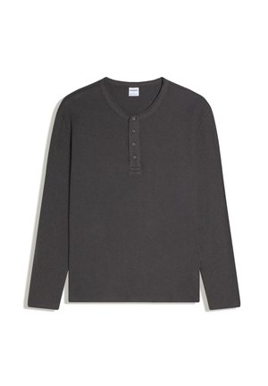 Tummanharmaa pitkähihainen henley-paita ribbineuloksella, jossa on pyöreä pääntie, napitettu nappilista ja suora helma.