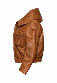 Braune Lederjacke mit hohem Kragen, seitlichem Reißverschlussfach und vorderen aufgesetzten Taschen. Verfügt über eine taillierte Passform und umschlagbare Ärmel.