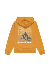 Felpa con cappuccio giallo senape che presenta una grafica di montagna in grigio e bianco, con il logo "Quiksilver" in basso. Tessuto morbido, vestibilità comoda.