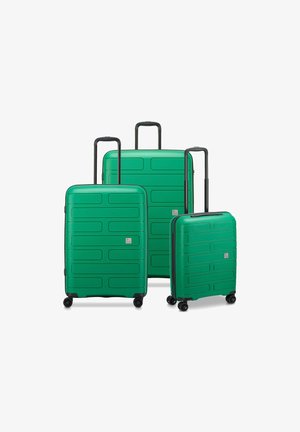 Drie groene, harde koffers van verschillende grootte hebben een textuurdesign met horizontale groeven, uitschuifbare handgrepen en elk vier wielen.