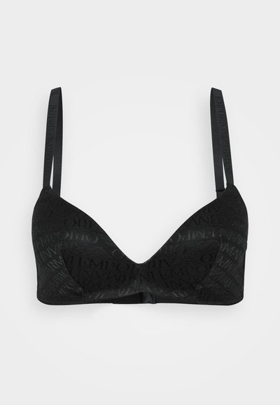 Crna podstavljena braletica trokutastog oblika. Izrađena od teksturiranog materijala s reljefnim uzorkom "Emporio Armani" logotipa. Podesive naramenice.