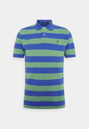 Kurzarm-Poloshirt mit blauen und grünen horizontalen Streifen und einem blauen Kragen, mit einem kleinen gestickten Logo auf der Brust.