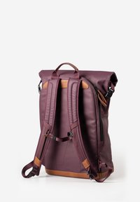 Burgunderfarbener Rolltop-Rucksack mit gepolsterten Schultergurten, braunen Lederelementen, seitlichem Reißverschluss und strukturierter Stoff. Verfügt über einen oberen Traggriff.