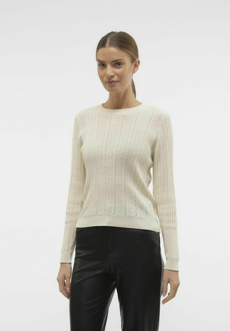 Maglione lavorato a maglia color crema chiaro con strisce verticali, scollatura rotonda e maniche lunghe. Presenta un motivo testurizzato e orlo a coste.