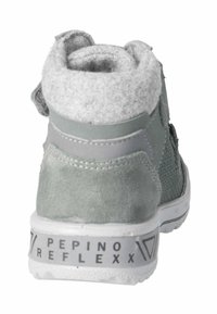 Zapatilla de ante gris y malla con un cuello acolchado de feltro gris, suela blanca y la marca "PEPINO REFLEXX" en el talón.