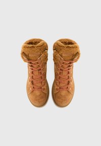 Botas altas de ante marrón con un puño de felpa, que presentan cordones rosas y una suela texturizada, exhibidas sobre un fondo blanco.