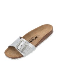 Silverfärgad slide-sandal med en texturerad ovandel och en stor metallspänne, monterad på en korkfotbädd och en vit gummisula.