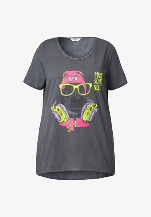 Grå kortærmet T-shirt med et farverigt grafisk motiv af en hund iført hovedtelefoner, solbriller og en hue med teksten "GØR NOGET STØJ".