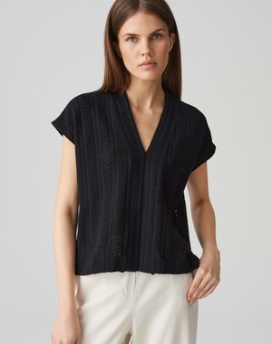 Top noir en tricot avec un décolleté en V, des manches courtes et un motif texturé de rayures verticales. Coupe légèrement ample avec un ourlet droit.